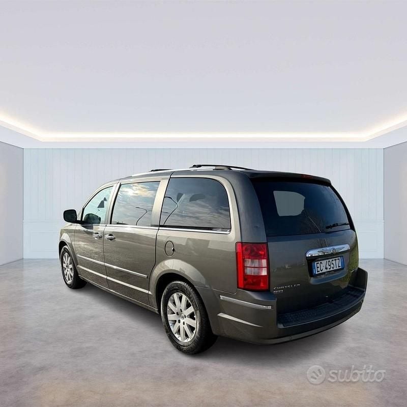 Usata Chrysler Voyager 163 CV (119 kW) 2010 Grigio Monovolume