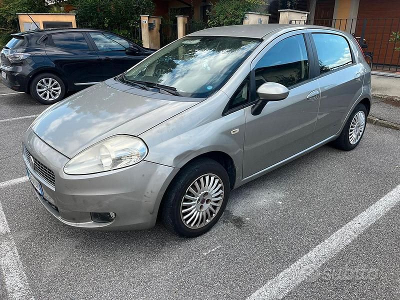 Grigio Usata 2017 Fiat Grande Punto Due volumi | 2900 € (Super prezzo) - Immagine 1/4