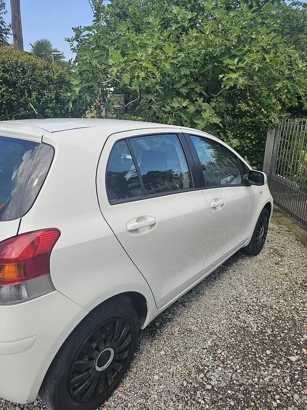 Usata Toyota Yaris 69 CV (50 kW) 2009 Bianco Berlina