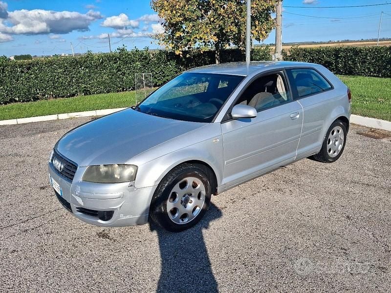 Grigio Usata 2003 Audi A3 Ambition Tre volumi | 1200 € (Ottimo prezzo) - Immagine 1/4