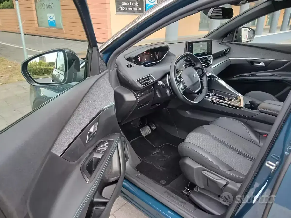 Usata Peugeot 5008 131 CV (96 kW) 2023 Bluazzurro SUV