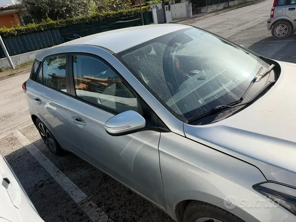 Usata Hyundai i20 75 CV (55 kW) 2015 Grigio Berlina