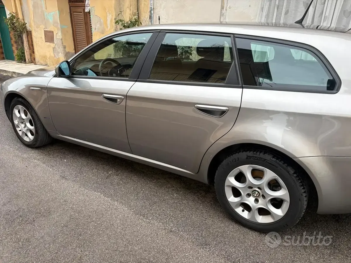 Usata Alfa Romeo 159 120 CV (88 kW) 2011 Grigio Station wagon