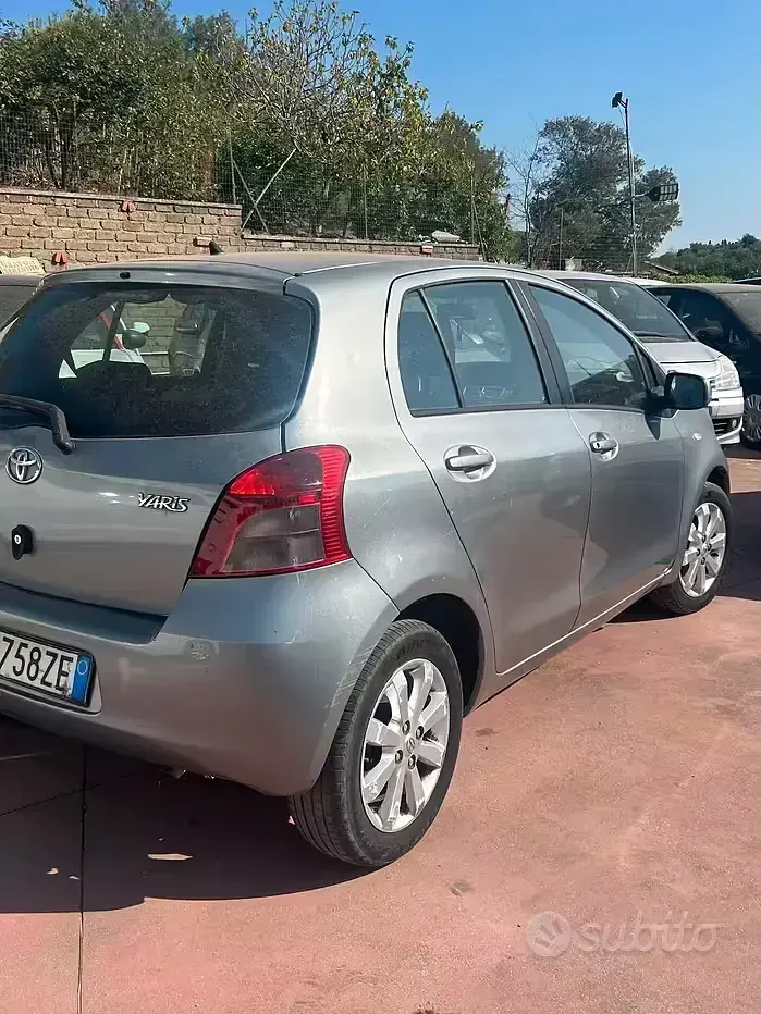 Usata Toyota Yaris 87 CV (63 kW) 2008 Grigio Utilitaria
