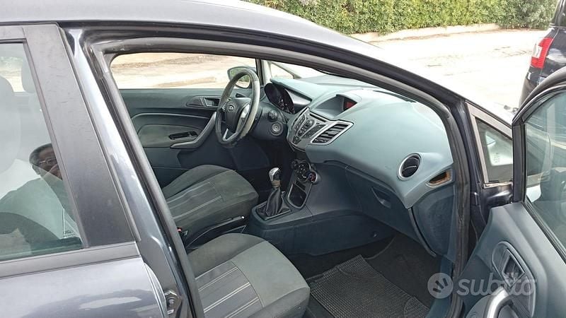 Usata Ford Fiesta Titanium 68 CV (50 kW) 2008 Grigio Utilitaria