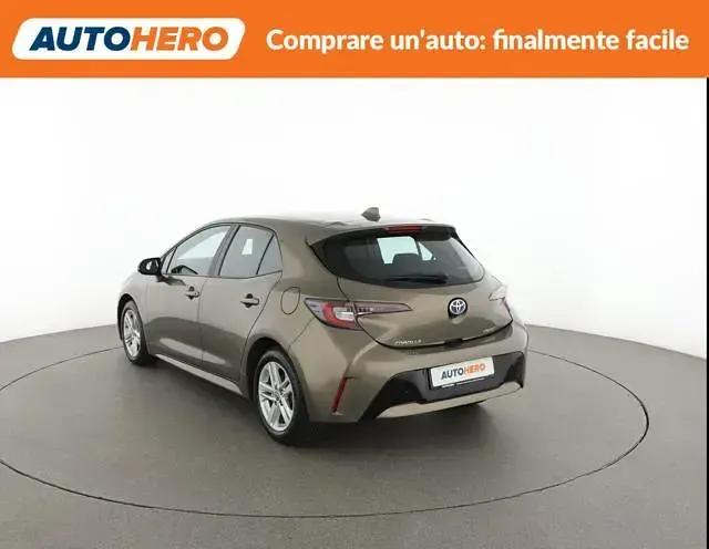 Usata Toyota Corolla Active 122 CV (89 kW) 2022 Oro Berlina