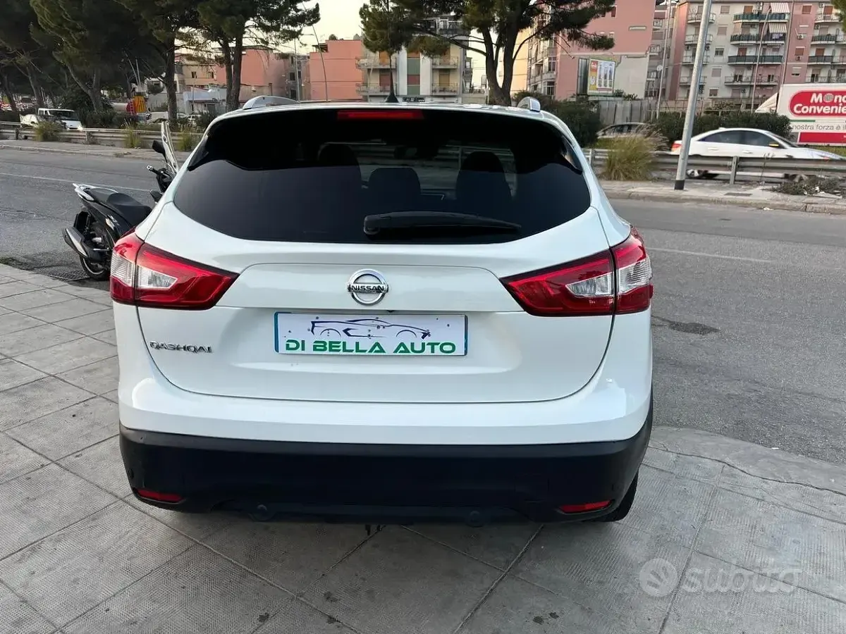 Usata Nissan Qashqai Tekna 131 CV (96 kW) 2017 Bianco SUV