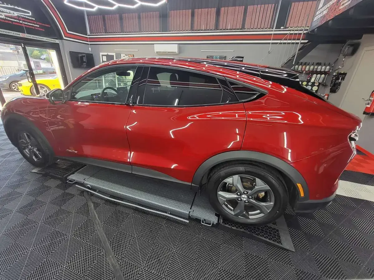 Usata Ford Mustang Mach-E Standard Range 197 kW (269 CV) 2023 Rapid red SUV