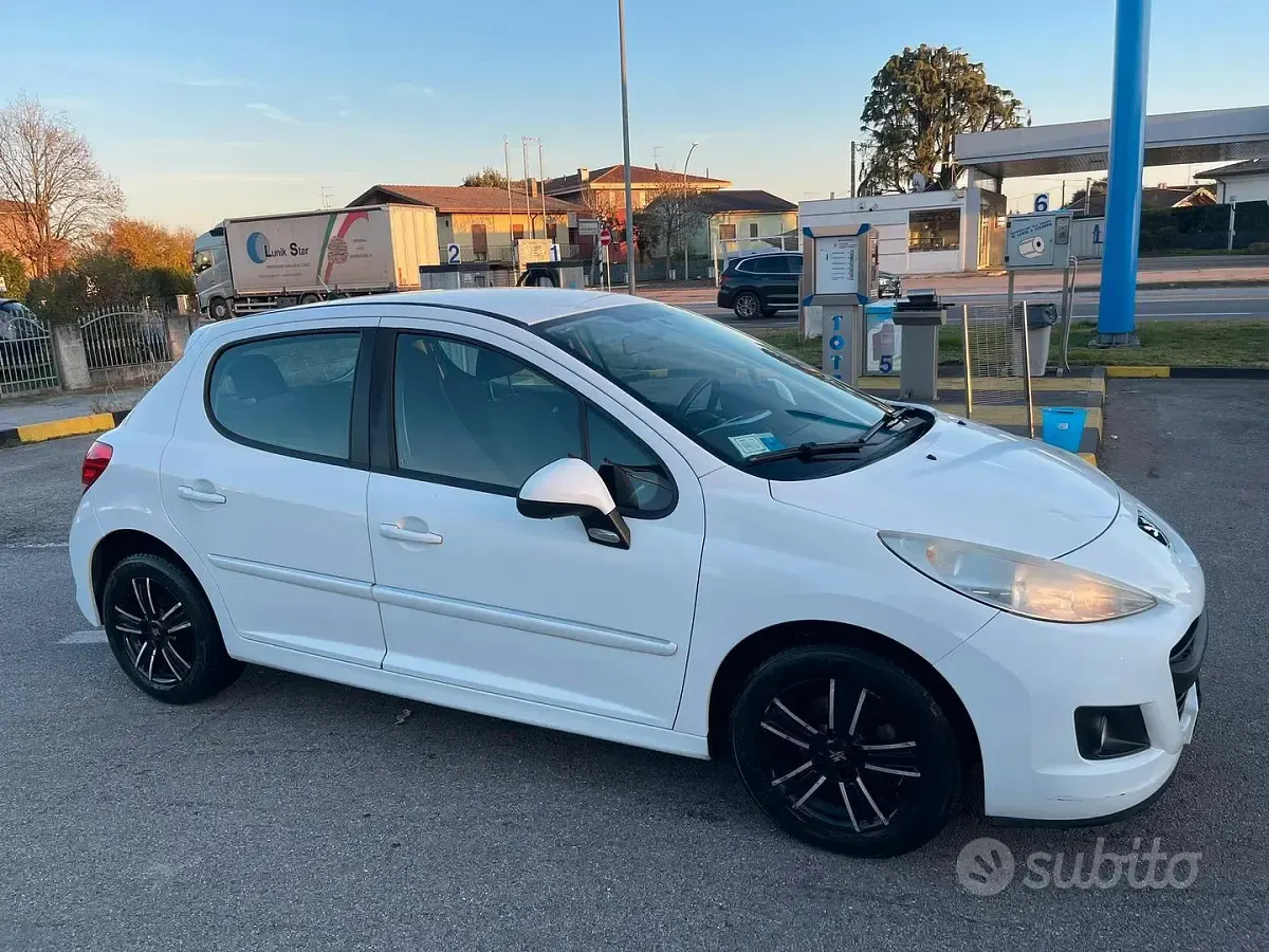 Usata Peugeot 207 73 CV (53 kW) 2012 Bianco Utilitaria