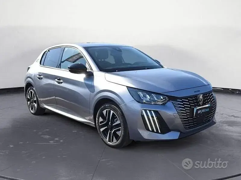 Usata Peugeot 208 Allure 101 CV (74 kW) 2025 Grigio Utilitaria