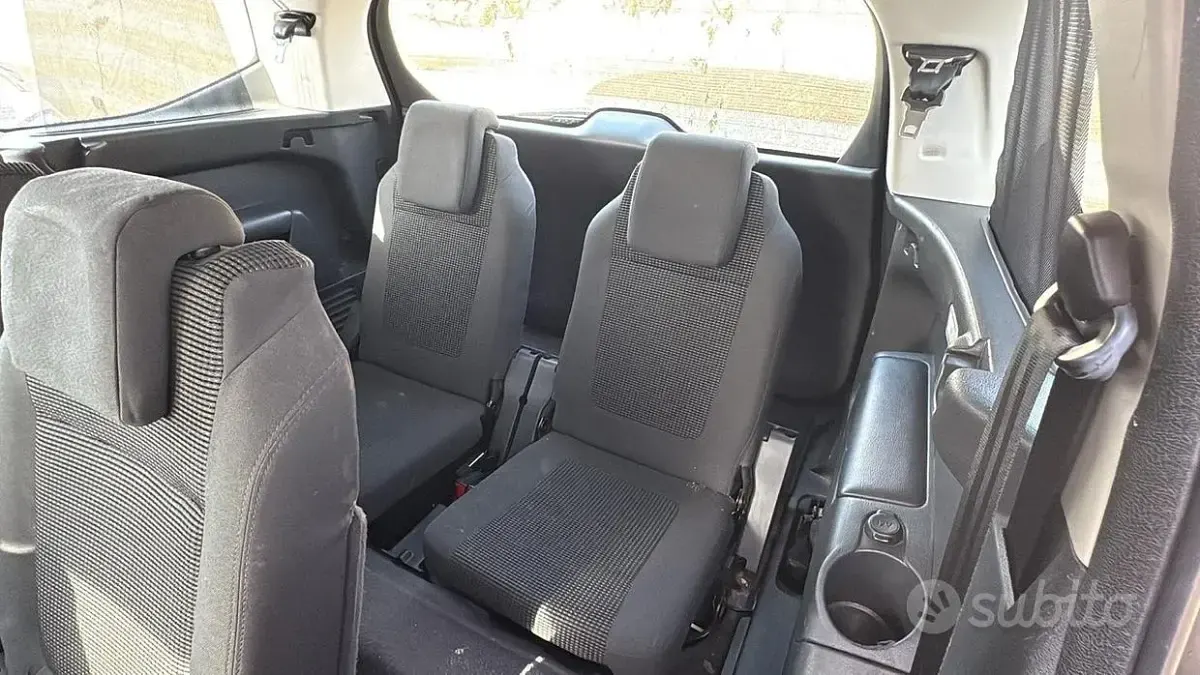 Usata Peugeot 5008 Business-Line 115 CV (84 kW) 2014 Nero Monovolume