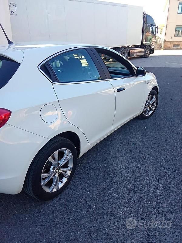 Usata Alfa Romeo Giulietta 105 CV (77 kW) 2011 Bianco Berlina