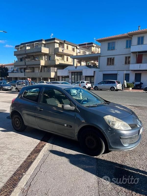 Usata Renault Clio II 70 CV (51 kW) 2007 Grigio Utilitaria