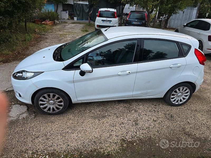Usado Ford Fiesta 82 HP (60 kW) 2009 Branco Sedan