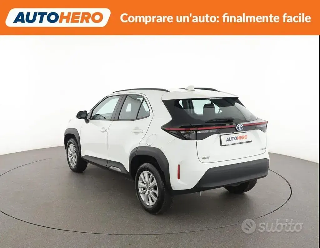 Usata Toyota Yaris Hybrid 92 CV (67 kW) 2024 Bianco Berlina
