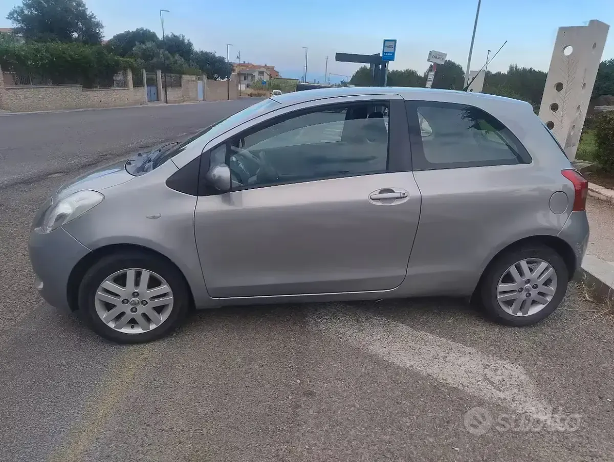 Usata Toyota Yaris 65 CV (47 kW) 2008 Grigio Utilitaria