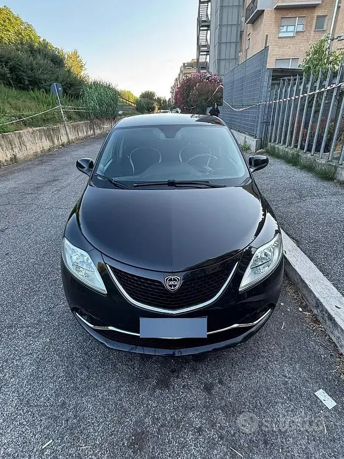 Usata Lancia Ypsilon 69 CV (50 kW) 2016 Nero Utilitaria