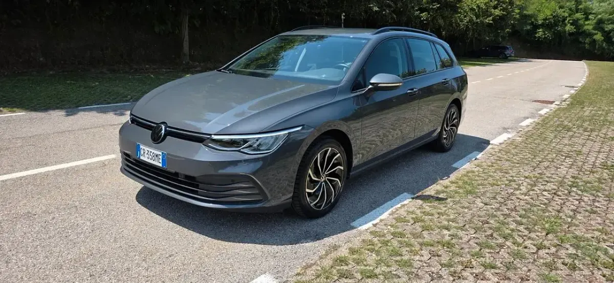 Usata VW Golf VIII Life 110 CV (80 kW) 2023 Grigio Station wagon