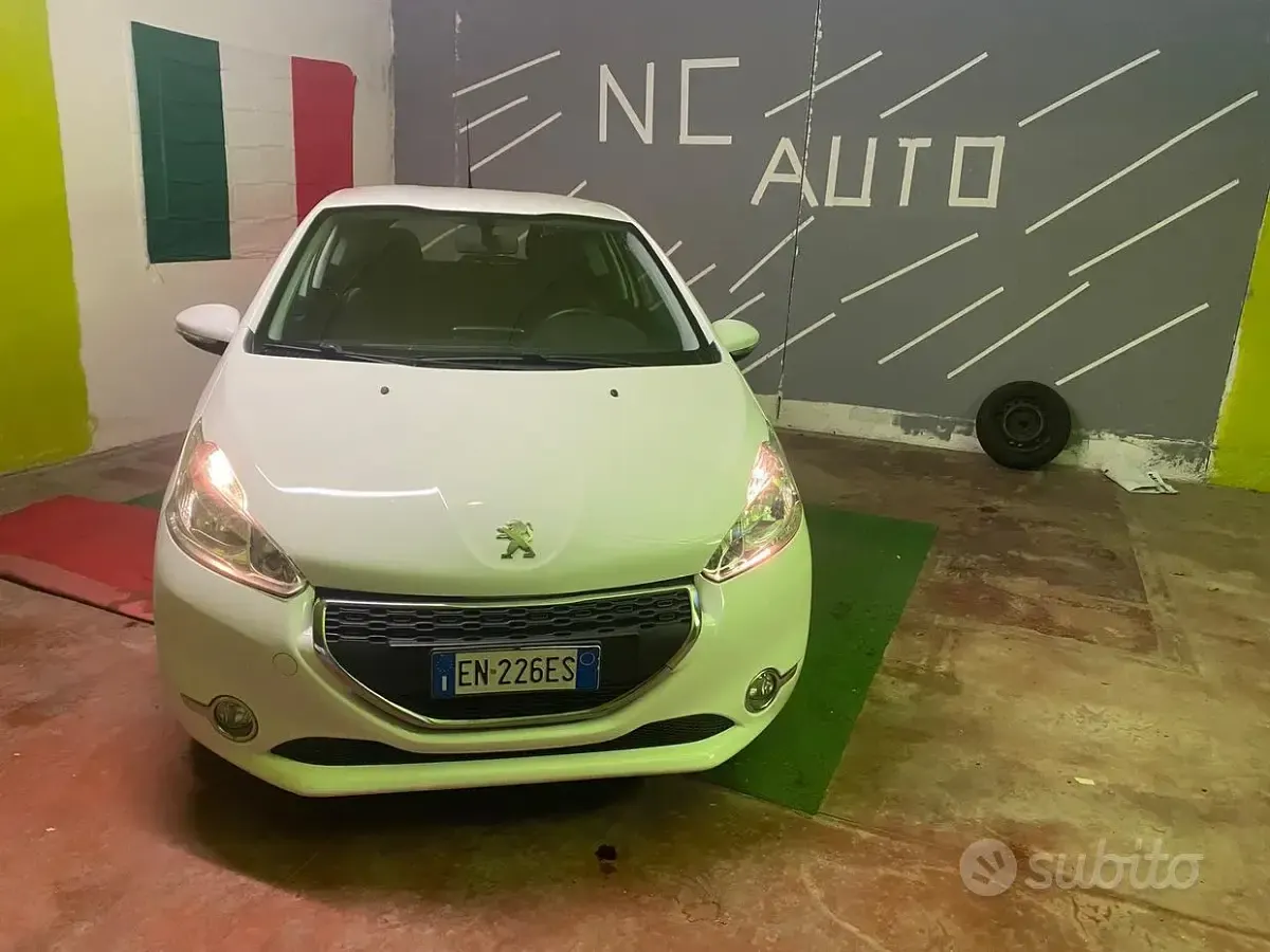 Usata Peugeot 208 Allure 68 CV (50 kW) 2012 Bianco Utilitaria