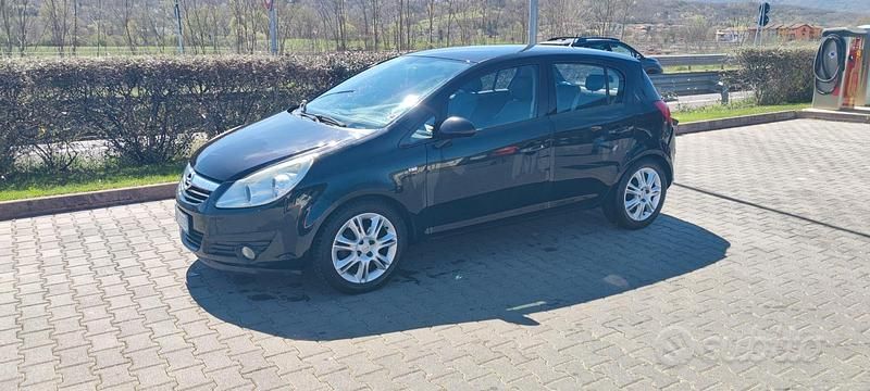 Nero Usata 2009 Opel Corsa Due volumi | 2300 € (Buon prezzo) - Immagine 1/4