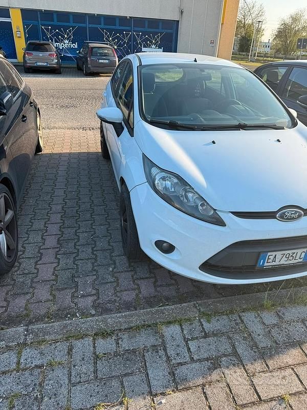 Usata Ford Fiesta 96 CV (70 kW) 2010 Bianco Utilitaria