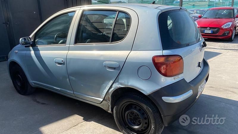 Usata Toyota Yaris Sol 65 CV (47 kW) 2004 Grigio Berlina