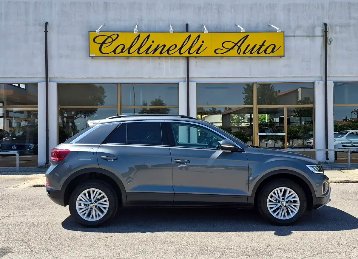 Usata VW T-Roc Life 110 CV (80 kW) 2022 Indium grey metallizzato SUV