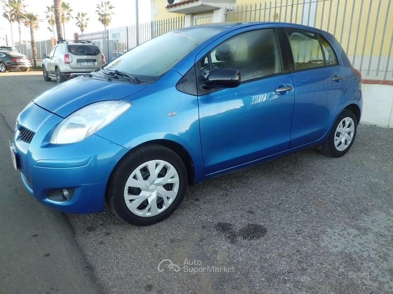 Usata Toyota Yaris Sol 99 CV (72 kW) 2011 Blu Berlina