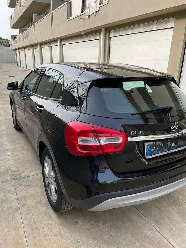 Usata Mercedes GLA180 Executive 109 CV (80 kW) 2015 Nero SUV