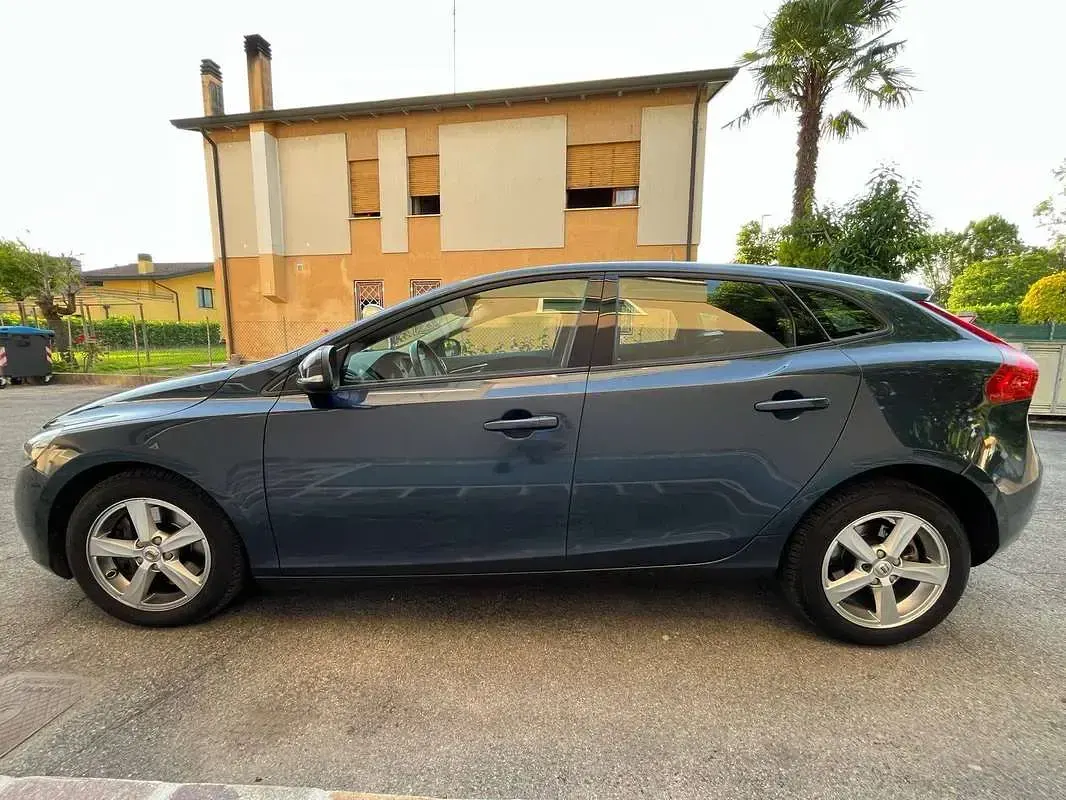 Usata Volvo V40 Business Edition 120 CV (88 kW) 2017 Blu/azzurro Berlina
