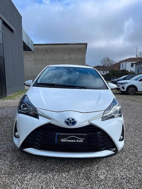 Usata Toyota Yaris Hybrid Business Edition 101 CV (74 kW) 2020 Bianco Berlina