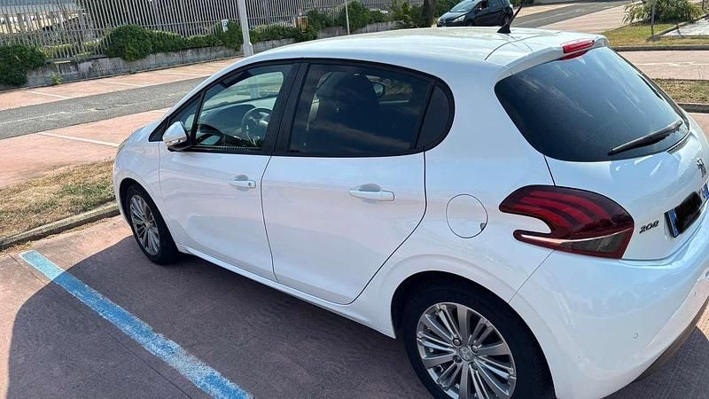 Usata 2016 Peugeot 208 Allure Due volumi | 9500 € (Buon prezzo) - Immagine 1/4