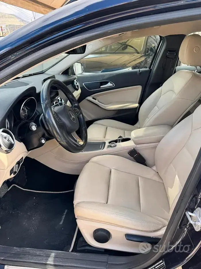 Usata Mercedes GLA200 136 CV (100 kW) 2017 Bluazzurro SUV