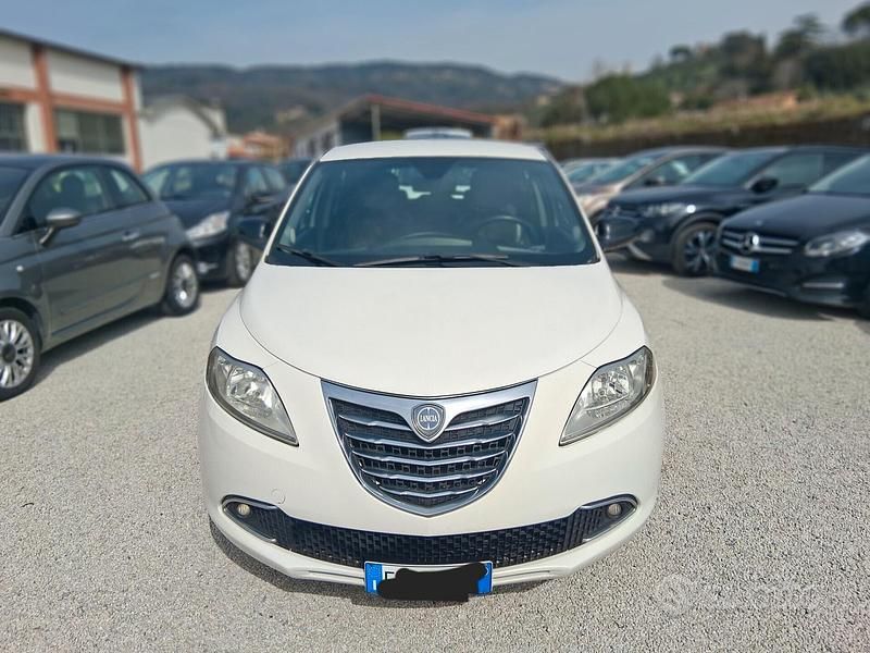 Usata Lancia Ypsilon Platinum 69 CV (50 kW) 2011 Bianco Utilitaria