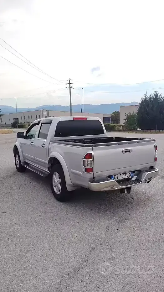 Usata Isuzu D-Max 131 CV (96 kW) 2005 Grigio Berlina