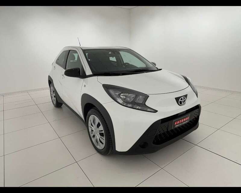 Super white Usata 2024 Toyota Aygo Active Due volumi | 15.900 € (Buon prezzo) - Immagine 1/4