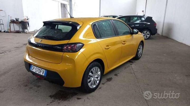 Usata Peugeot 208 Active 75 CV (55 kW) 2023 Giallo faro (metallizzato) Utilitaria