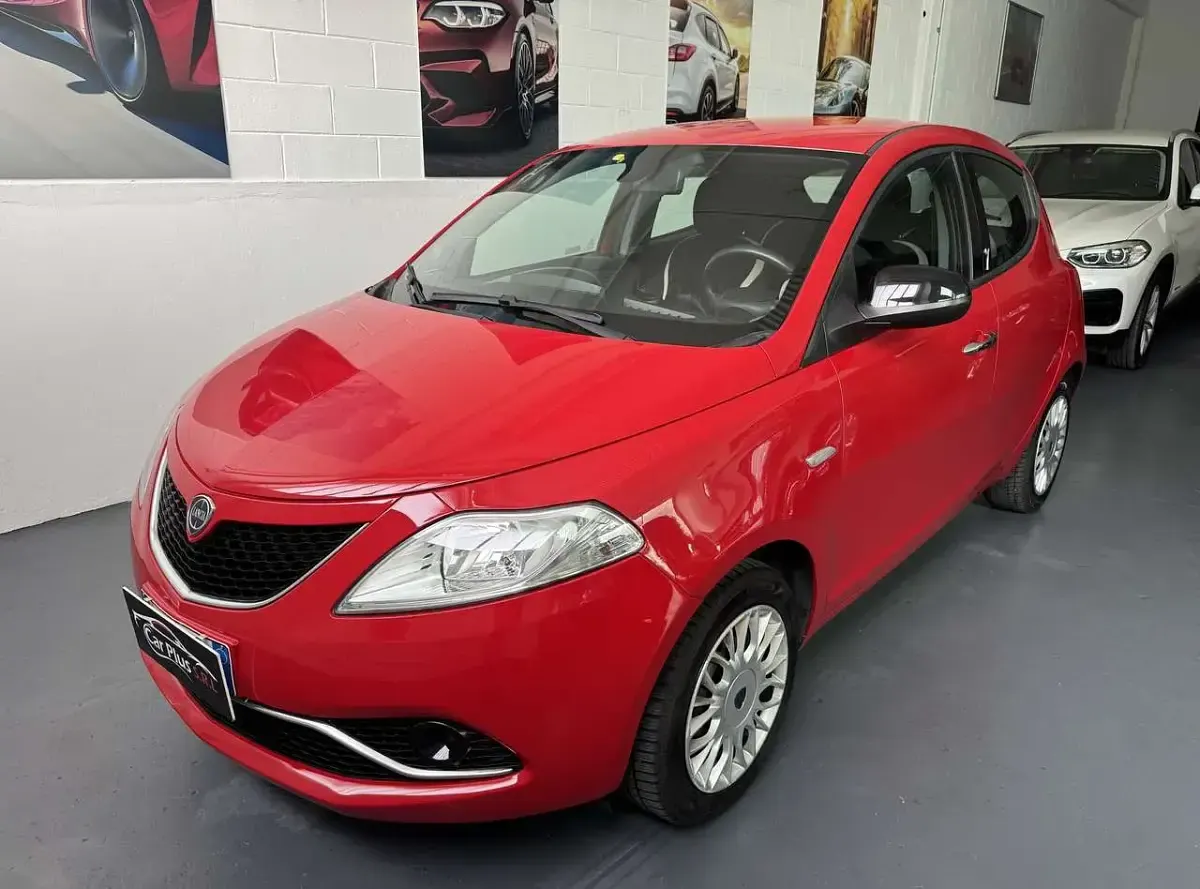 Usata Lancia Ypsilon Silver 69 CV (50 kW) 2017 Rosso Utilitaria