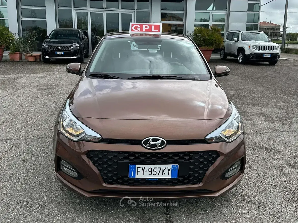 Begagnad Hyundai i20 75 HK (55 kW) 2019 Brun Halvkombi