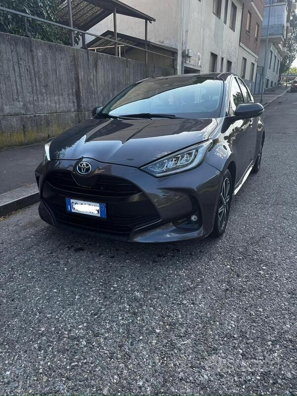 Grigio Usata 2020 Toyota Yaris Hybrid Trend Tre volumi | 17.000 € (Buon prezzo) - Immagine 1/4