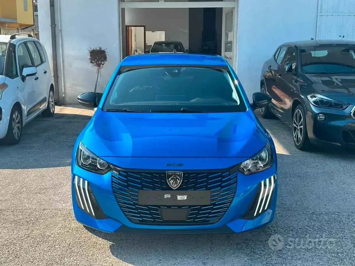 Usata Peugeot 208 Allure 101 CV (74 kW) 2024 Blu vertigo metallizzato Utilitaria