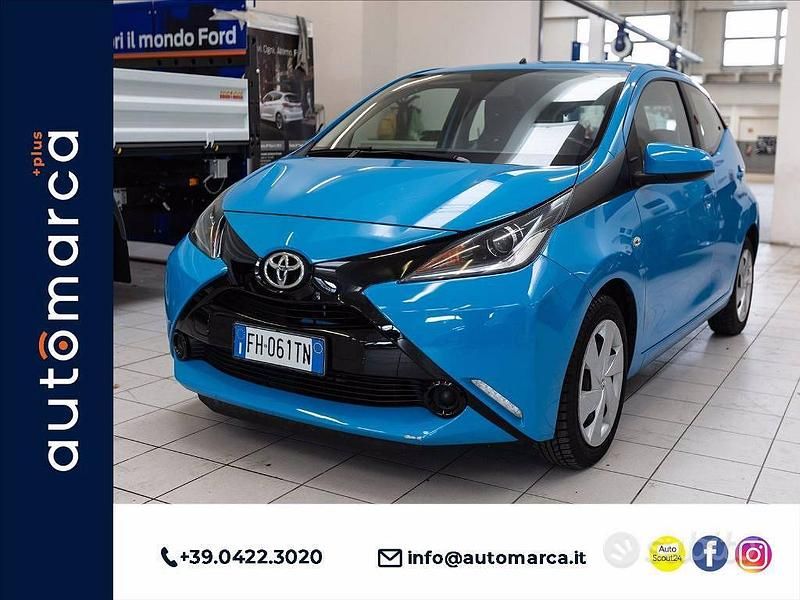 Usata Toyota Aygo Cool 69 CV (50 kW) 2017 Blu Utilitaria