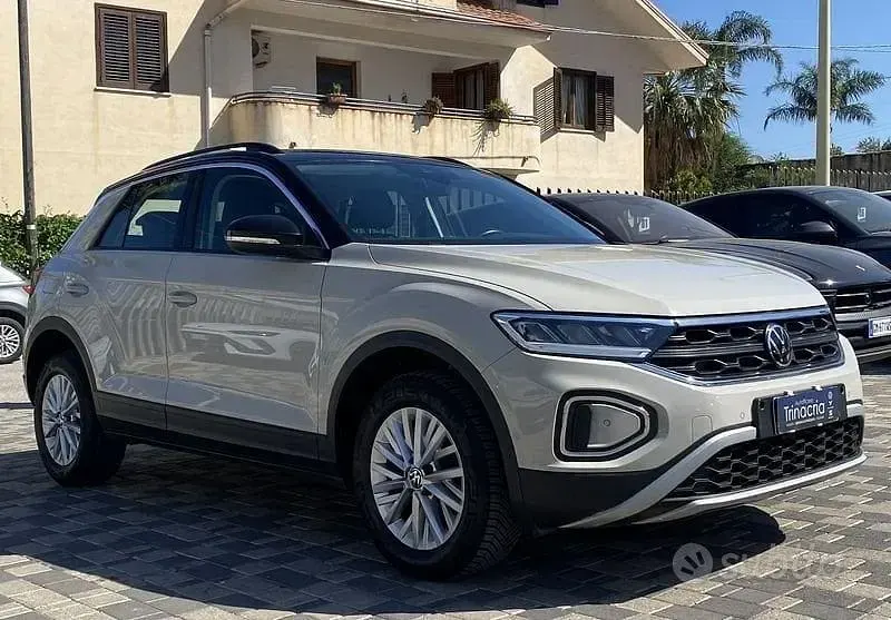 Usata VW T-Roc Life 110 CV (80 kW) 2023 Nero SUV