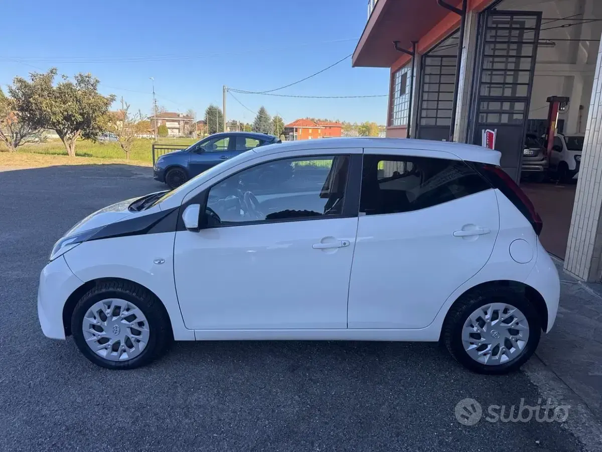 Usata Toyota Aygo X-play 72 CV (52 kW) 2019 Bianco Utilitaria