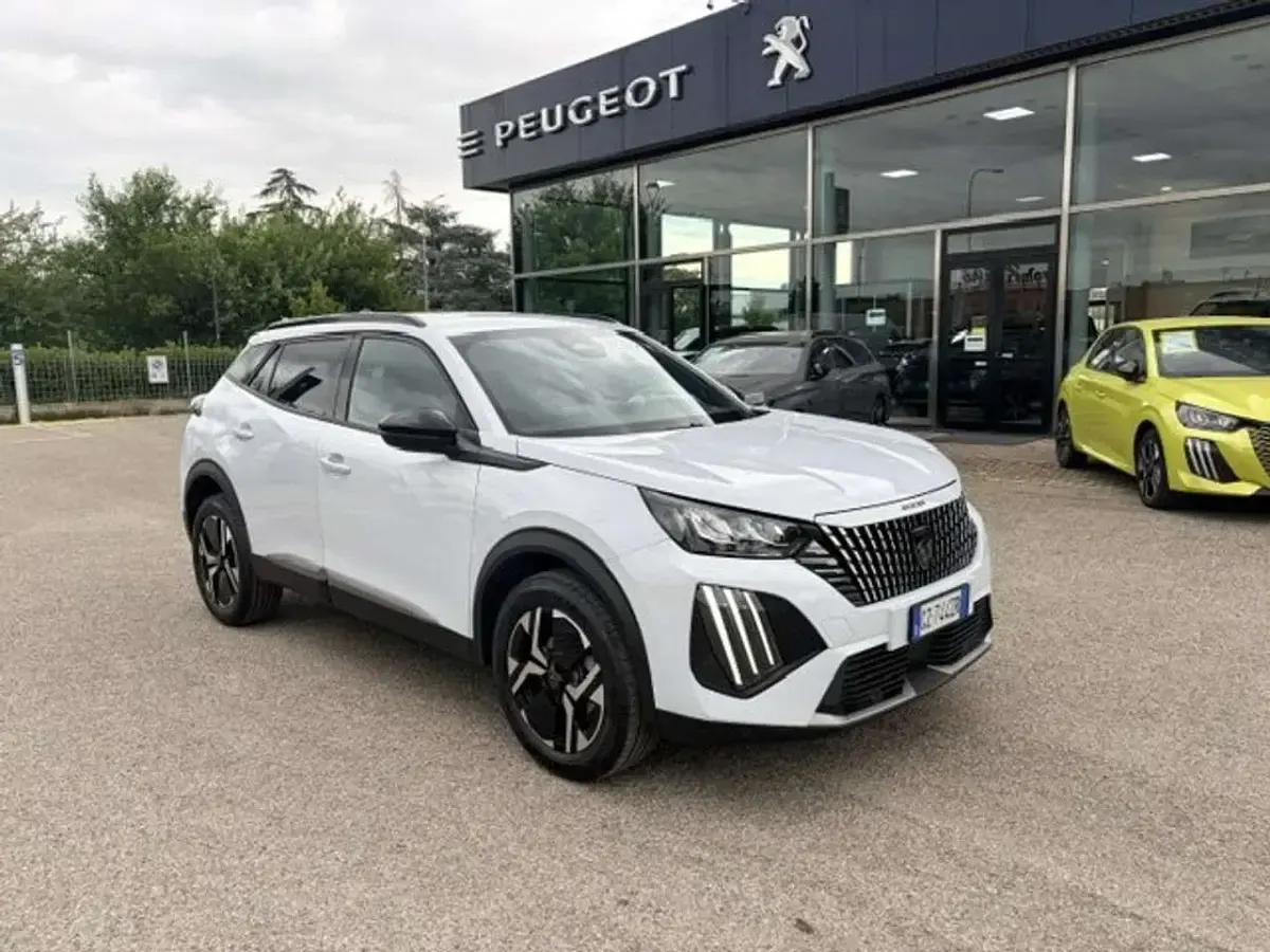 Usata Peugeot 2008 Allure 101 CV (74 kW) 2025 Grigio SUV