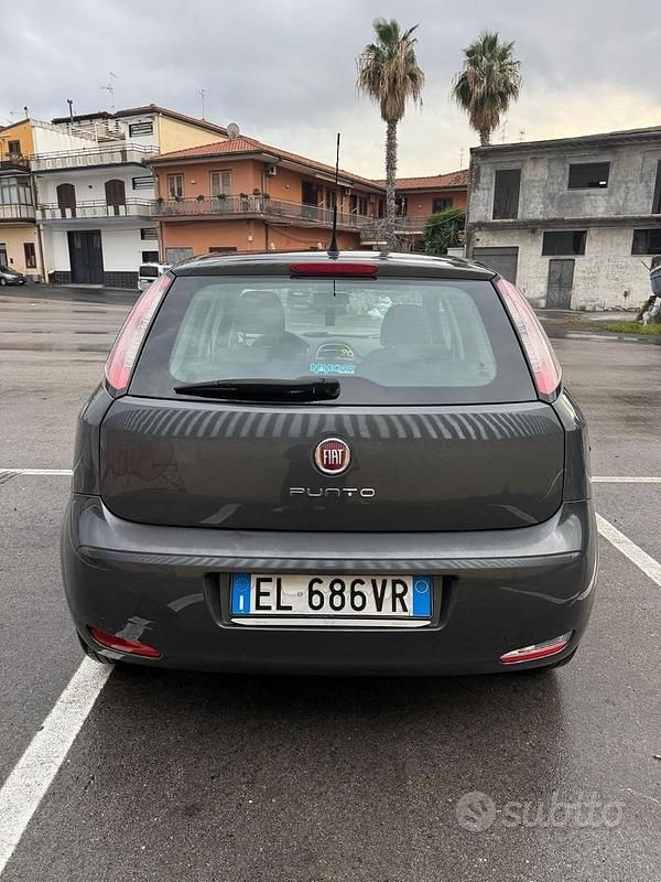 Usata Fiat Punto Easy 69 CV (50 kW) 2012 Grigio Utilitaria
