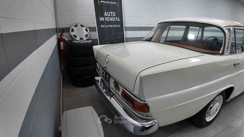 Usata Mercedes 200 105 CV (77 kW) 1967 Bianco Berlina
