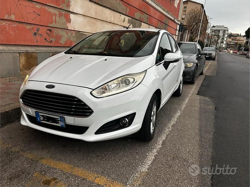 Bianco Usata 2015 Ford Fiesta Tre volumi | 7000 € (Buon prezzo) - Immagine 1/4