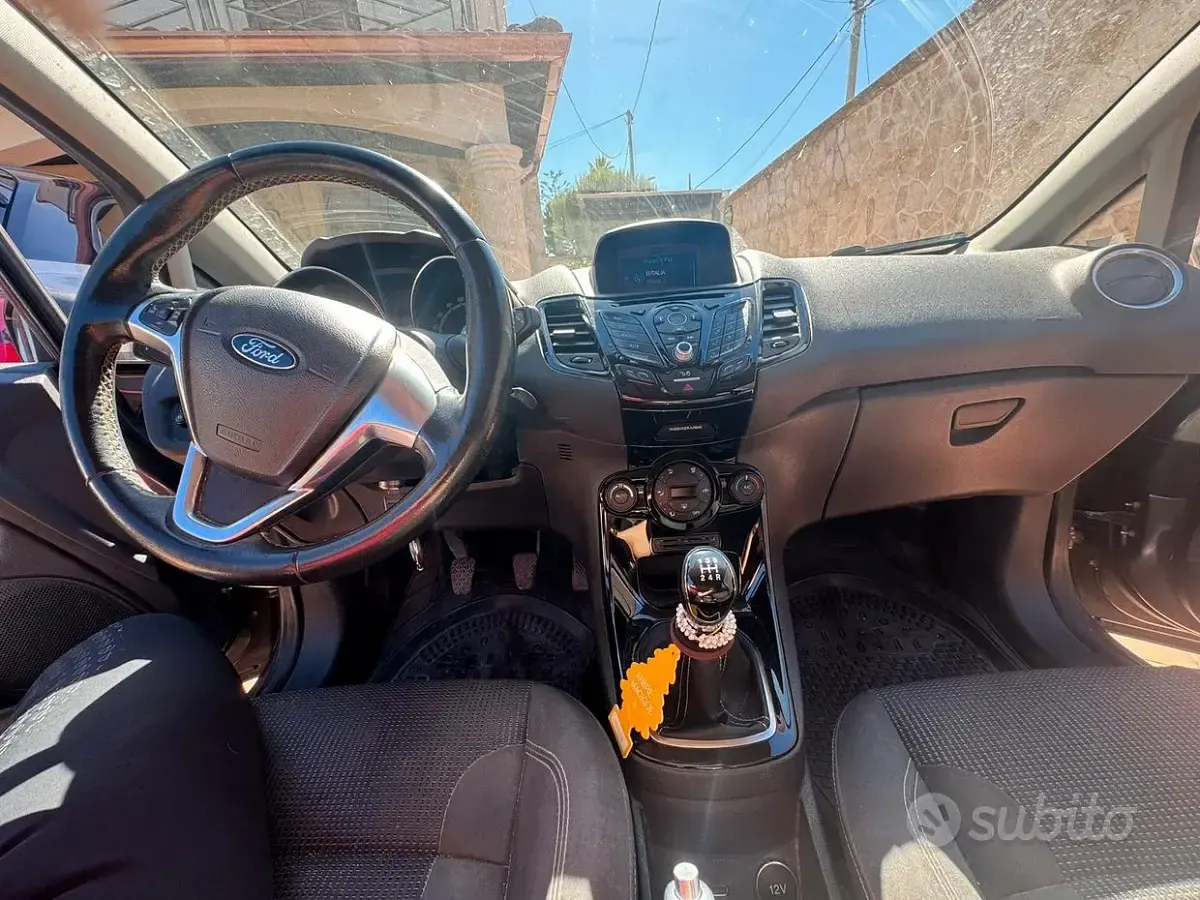 Usata Ford Fiesta 82 CV (60 kW) 2017 Grigio Utilitaria