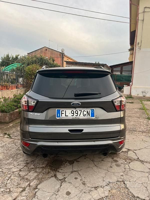 Usata Ford Kuga 120 CV (88 kW) 2017 Grigio SUV